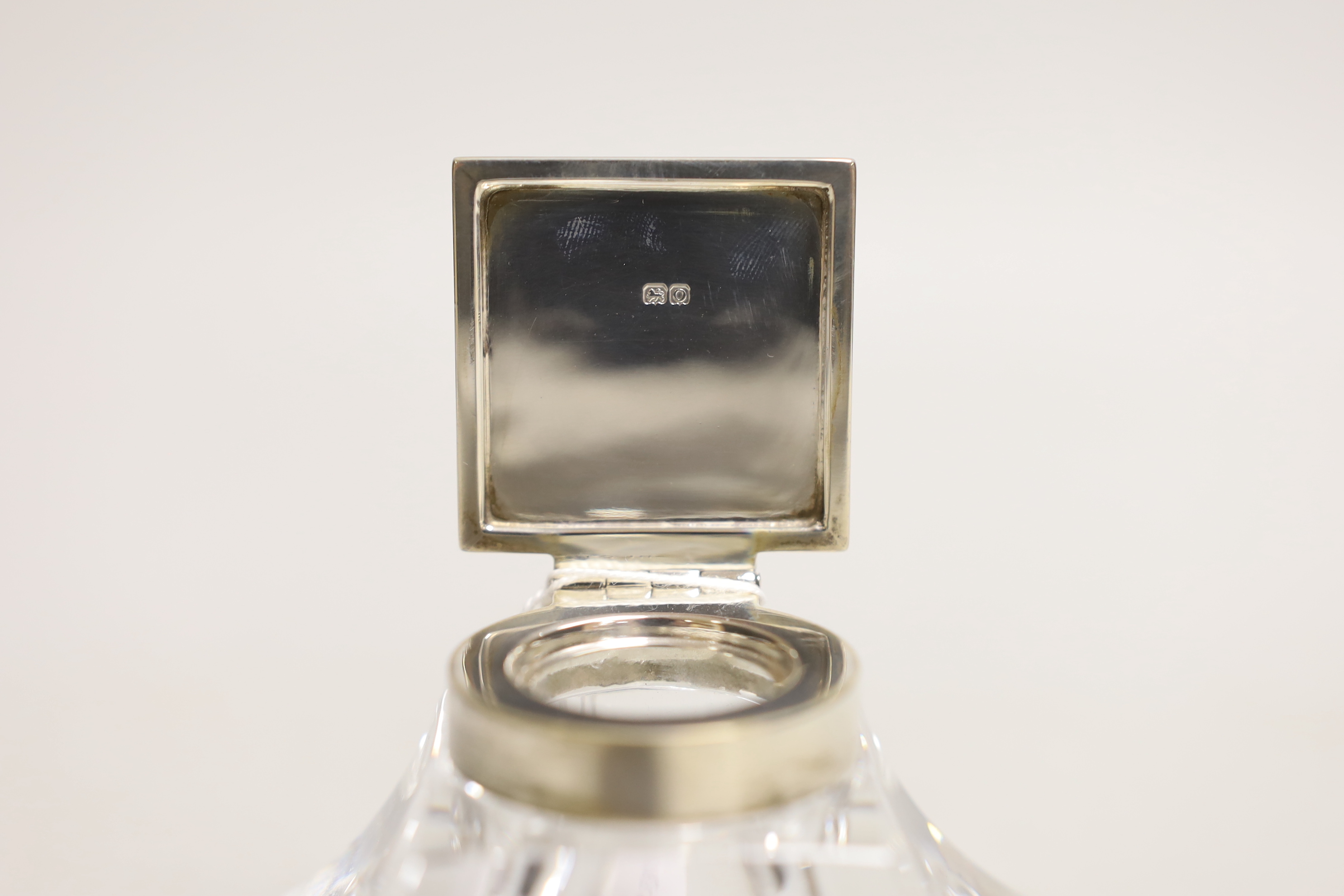 A George V silver mounted glass inkstand, John Grinsell & Sons, Birmingham, 1913, 12.8cm.